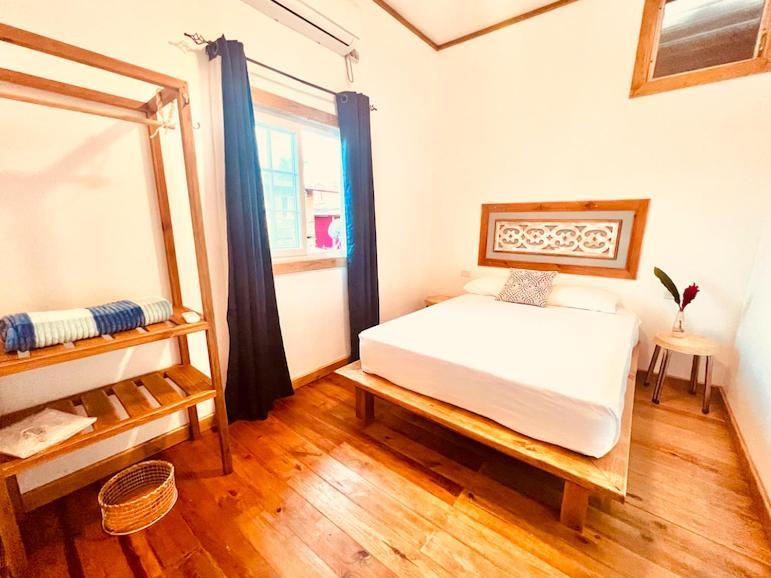 Casa Le Parc - Main Street Hotel Bocas del Toro Exterior photo